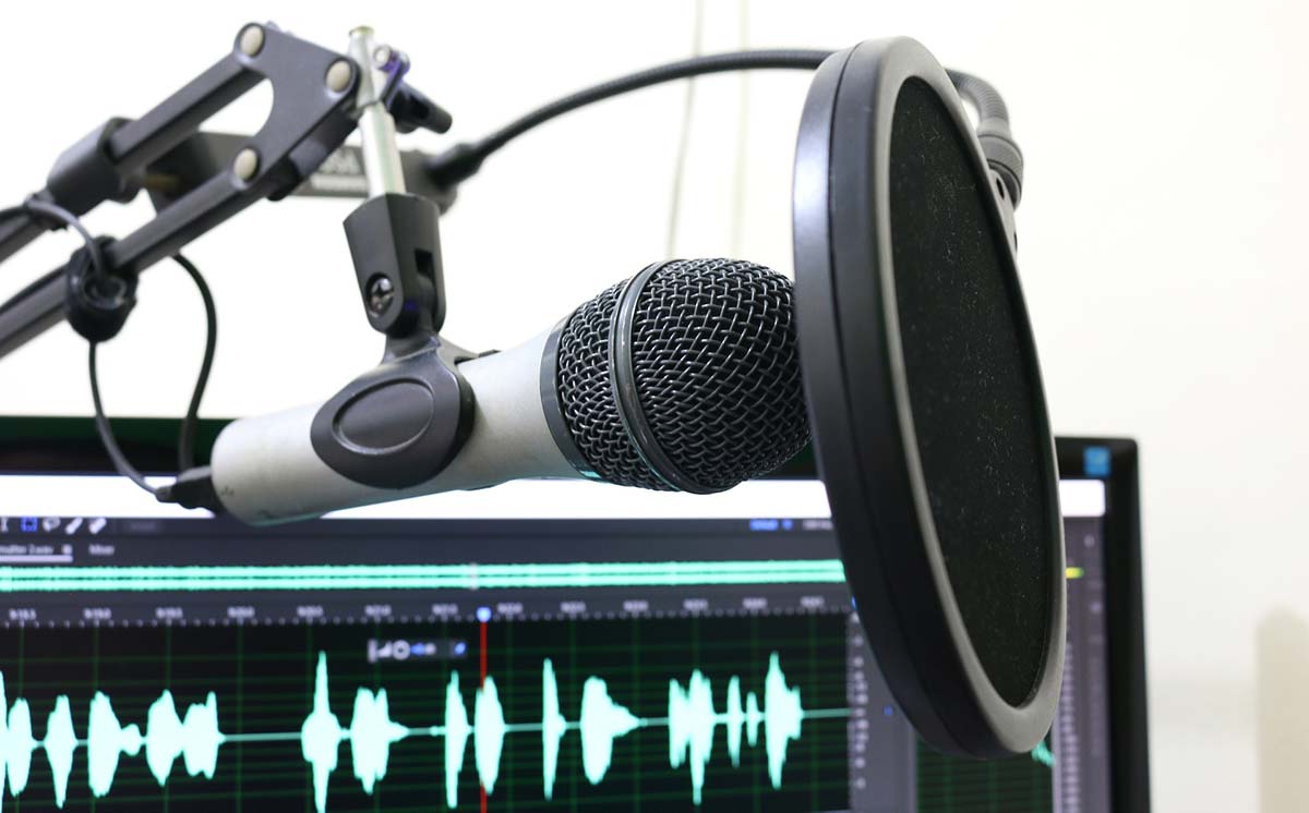 microphone with pop filter