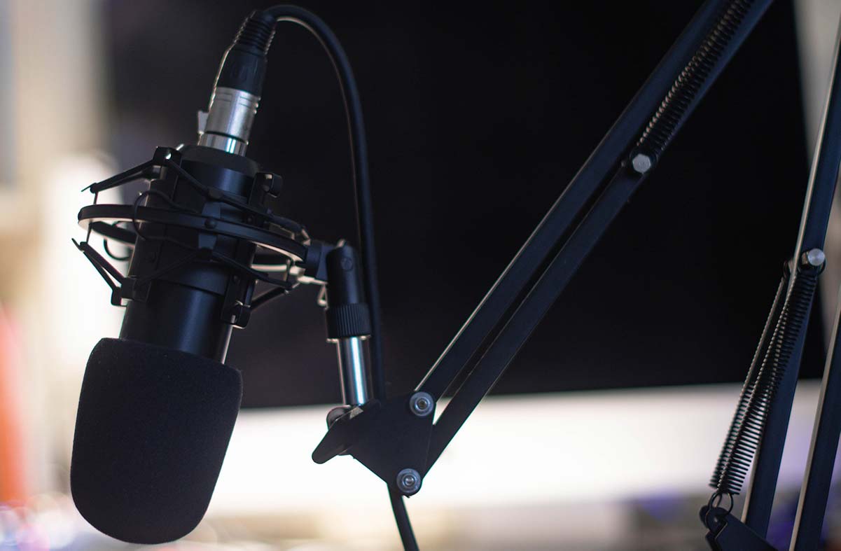 microphone-with-stand-and-shock-mount